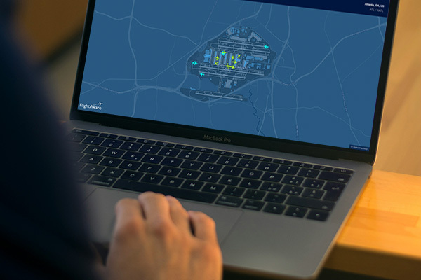 Un usuario viendo el mapa de superficie de FlightAware en un ordenador portátil.