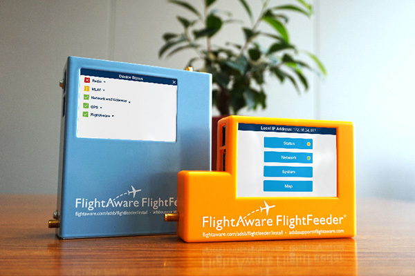 FlightFeeder di FlightAware affiancati.